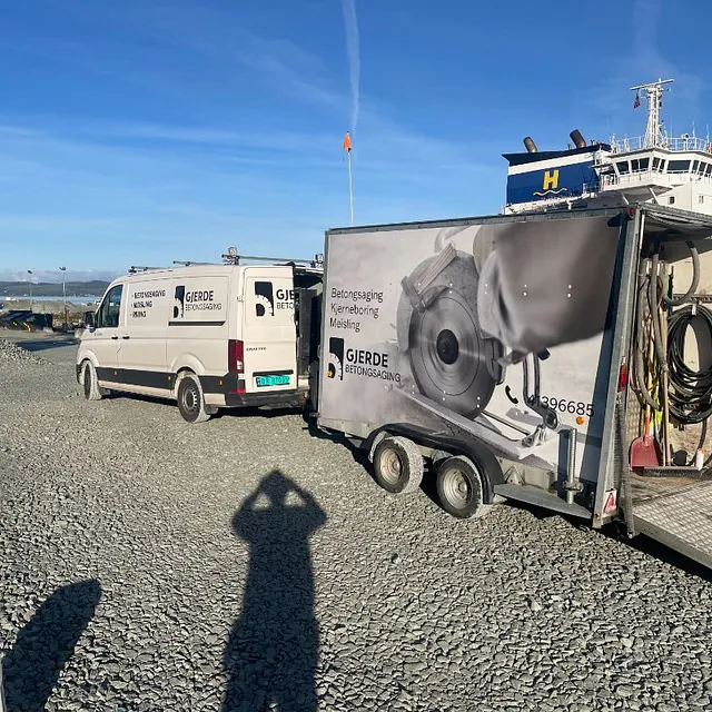 Stor tilhenger på hvit varebil